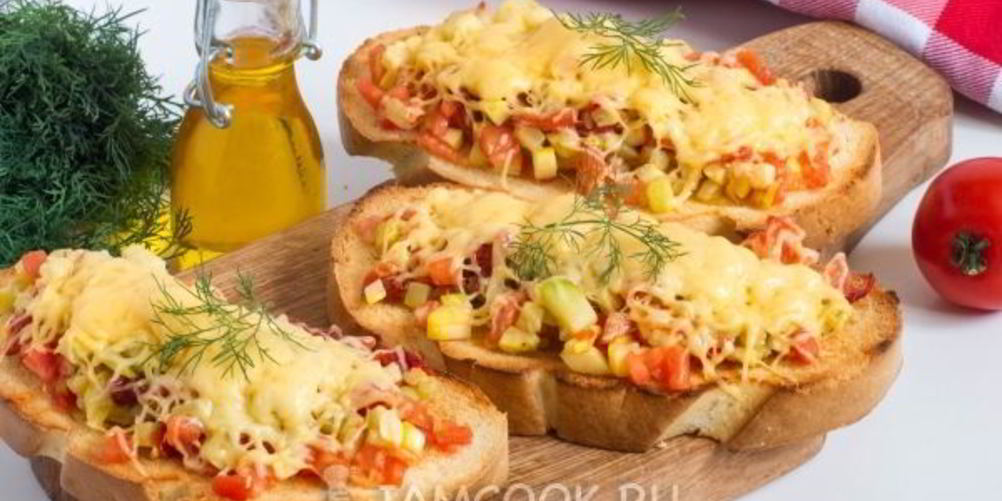 Как приготовить горячие бутерброды с вялеными помидорами и кабачком