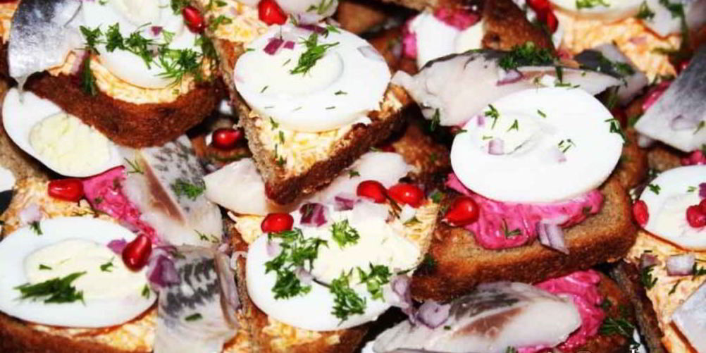 Рецепт бутерброды с сельдью и свекольно-горчичной намазкой