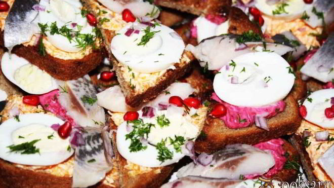Рецепт Хрустящие бутерброды с сельдью и яйцом