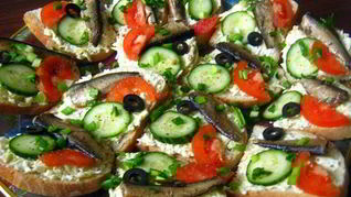 Рецепт Праздничные бутерброды с сыром и шпротами