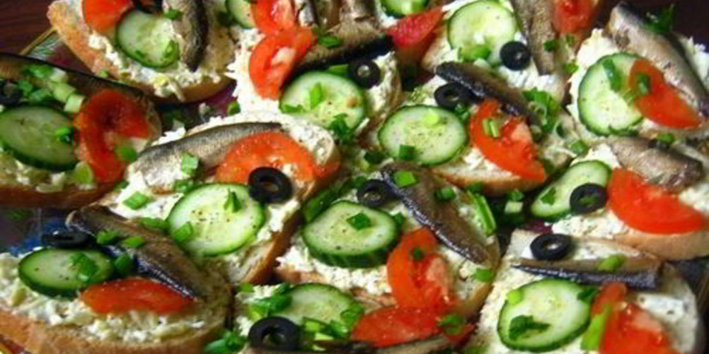 Как приготовить праздничные бутерброды с сыром и шпротами