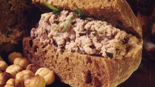 Рецепт Скандинавский многоэтажный мясной бутерброд с вишневым соусом