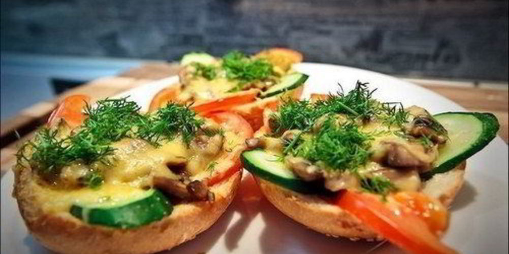 Как приготовить закусочные бутерброды с грибами под сыром