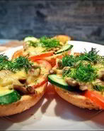 Закусочные бутерброды с грибами под сыром