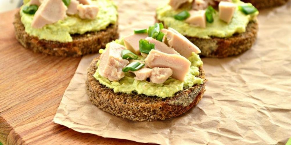 Как приготовить закусочные бутерброды с муссом из авокадо