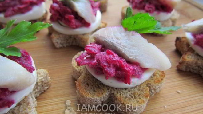 Рецепт Закусочные бутерброды с сельдью, яйцом и свеклой