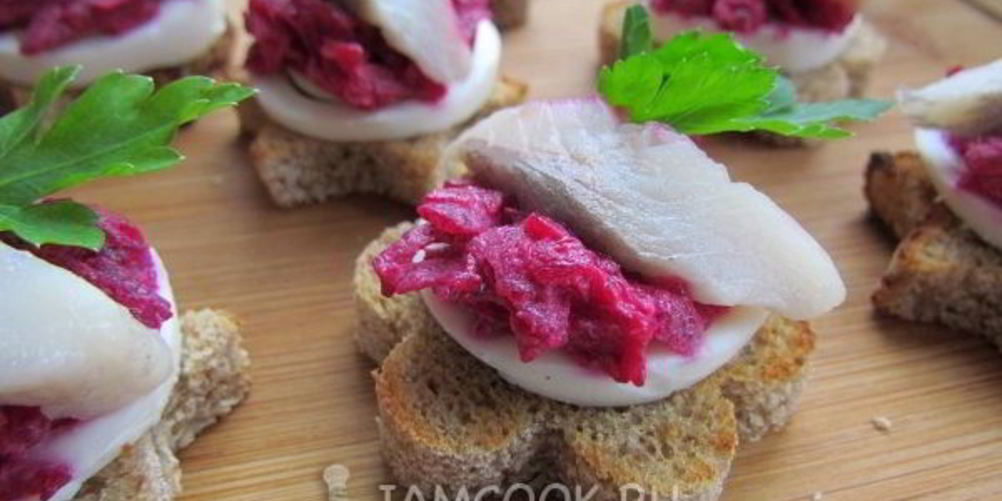 Как приготовить закусочные бутерброды с сельдью, яйцом и свеклой