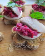 Закусочные бутерброды с сельдью, яйцом и свеклой