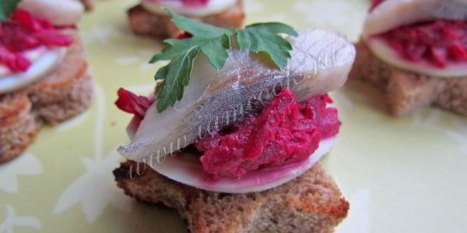 Рецепт закусочные бутерброды с сельдью, яйцом и свеклой