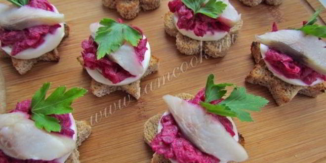 Рецепт закусочные бутерброды с сельдью, яйцом и свеклой