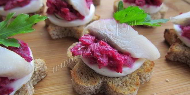 Рецепт закусочные бутерброды с сельдью, яйцом и свеклой