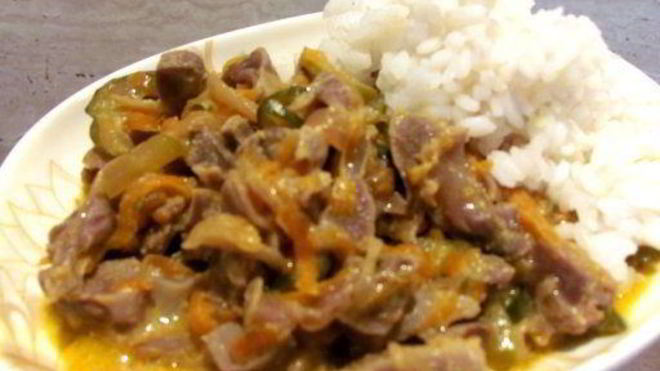 Рецепт Куриные желудочки в сметанном соусе с маринованным огурчиком