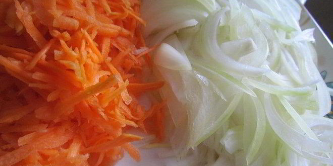 Рецепт куриные желудочки в сметанном соусе с маринованным огурчиком