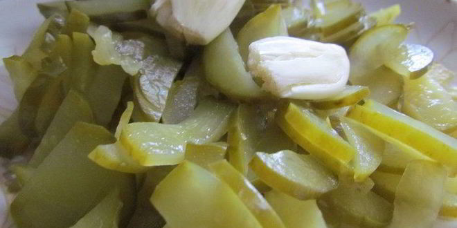 Рецепт куриные желудочки в сметанном соусе с маринованным огурчиком