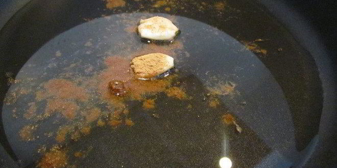 Рецепт куриные желудочки в сметанном соусе с маринованным огурчиком