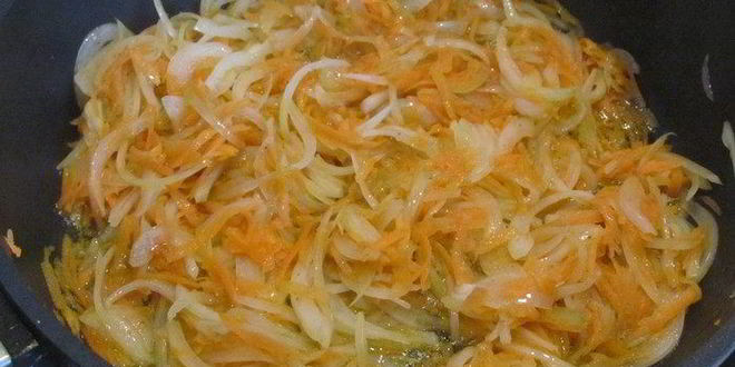 Рецепт куриные желудочки в сметанном соусе с маринованным огурчиком