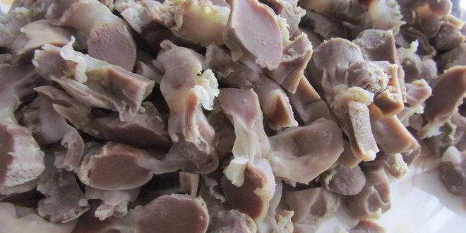 Рецепт куриные желудочки в сметанном соусе с маринованным огурчиком