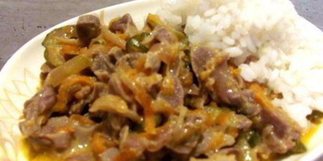 Рецепт куриные желудочки в сметанном соусе с маринованным огурчиком