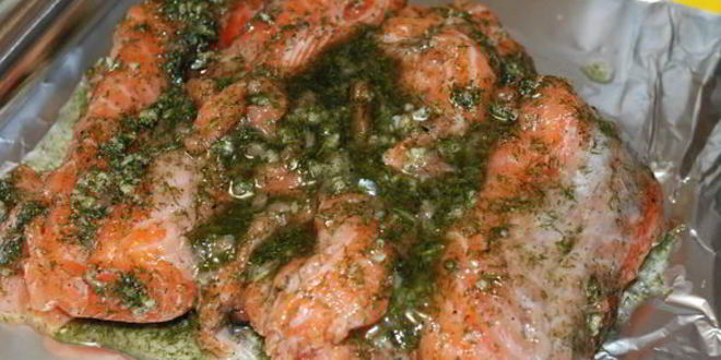 Рецепт лосось , маринованный с чесноком и укропом