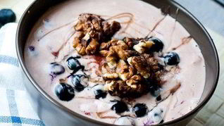 Рецепт Маскарпоне с теплыми ягодами и грецкими орехами