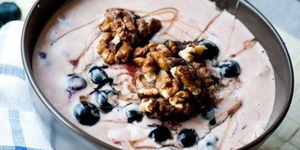 Как приготовить маскарпоне с теплыми ягодами и грецкими орехами