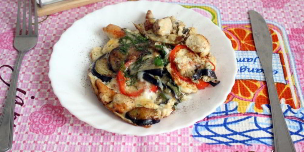 Как приготовить баклажаны с курицей в омлете