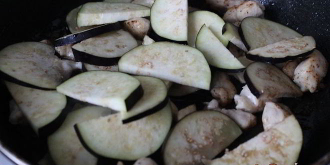 Рецепт баклажаны с курицей в омлете