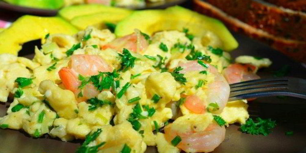 Как приготовить быстрый омлет с креветками и зеленью