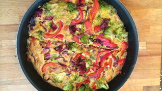 Рецепт Фриттата с брокколи, красным перцем и ветчиной брезаола