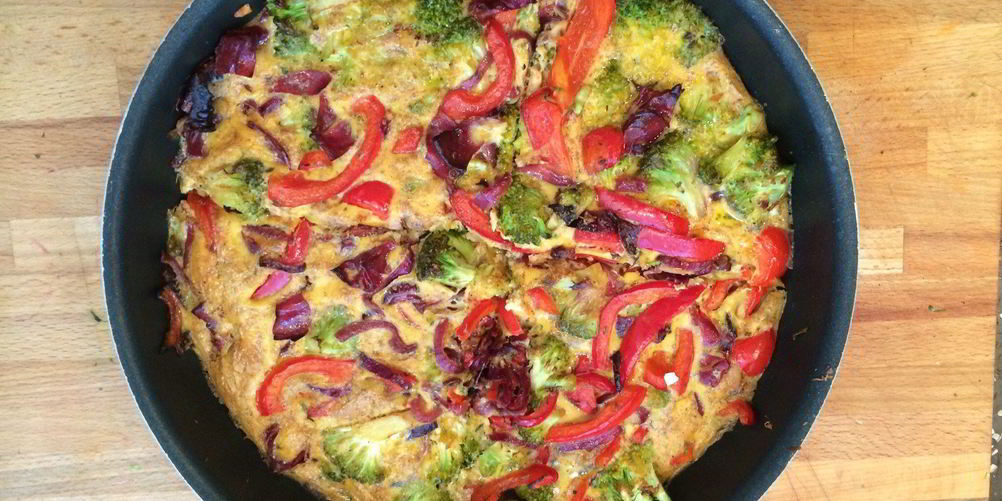 Как приготовить фриттата с брокколи, красным перцем и ветчиной брезаола