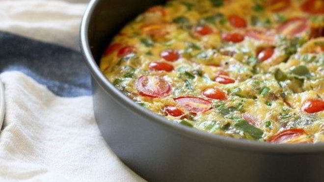 Рецепт Фриттата с пореем, томатами и козьим сыром