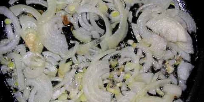 Рецепт фриттата с зеленым горошком, ветчиной и луком