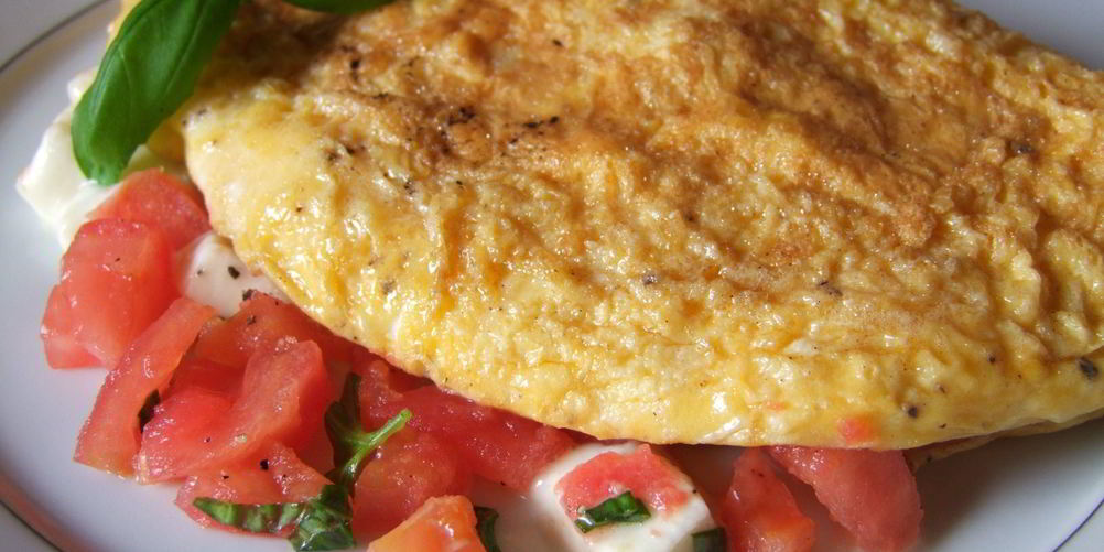 Как приготовить омлет на сковороде с молоком