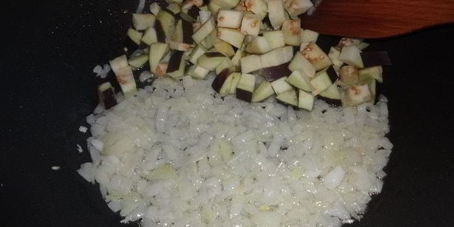 Рецепт омлет с баклажаном и помидорами