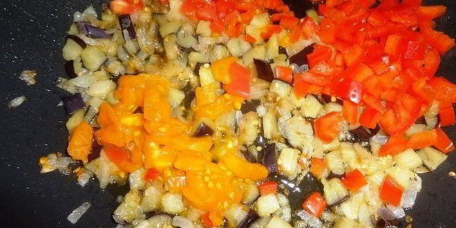 Рецепт омлет с баклажаном и помидорами