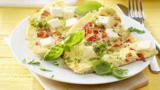 Рецепт Омлет с беконом, помидорами, базиликом и орегано