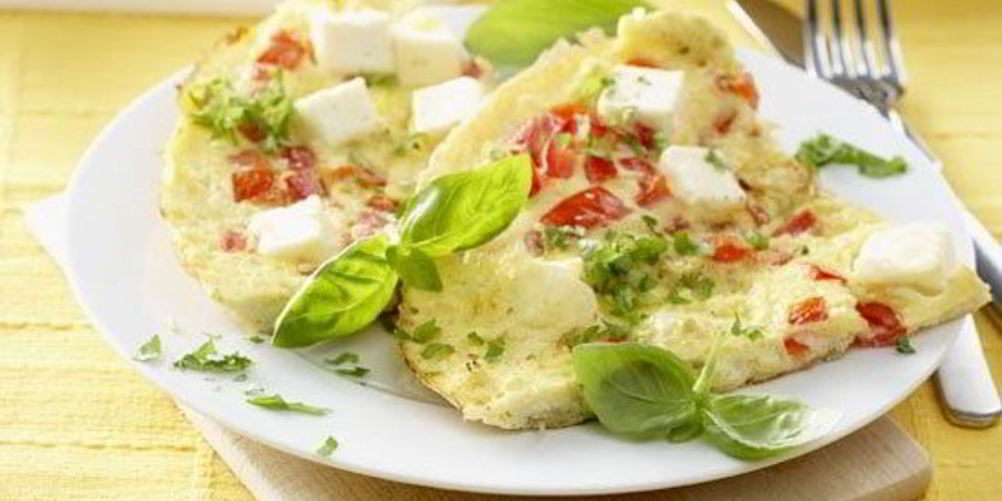 Как приготовить омлет с беконом, помидорами, базиликом и орегано