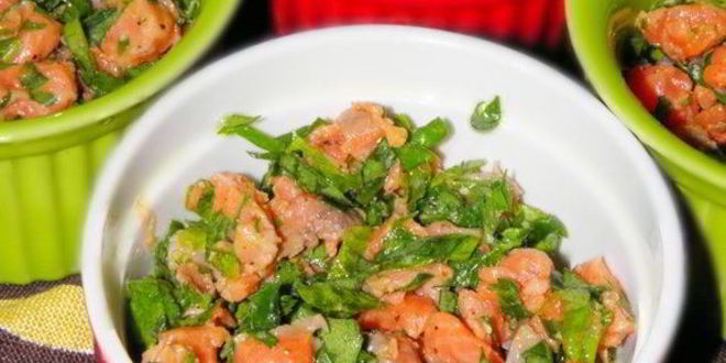 Рецепт омлет с форелью в кокотницах со сметанным соусом