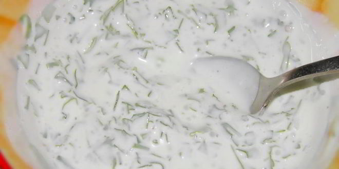 Рецепт омлет с форелью в кокотницах со сметанным соусом