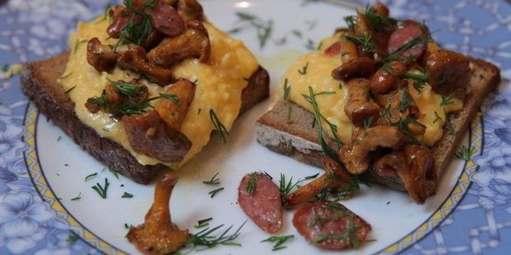 Как приготовить омлет с грибами и охотничьими колбасками