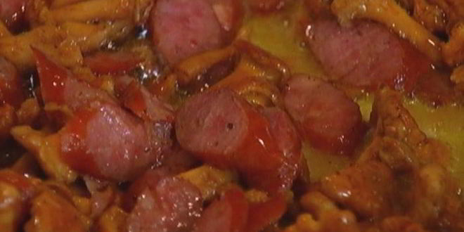 Рецепт омлет с грибами и охотничьими колбасками