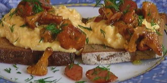 Рецепт омлет с грибами и охотничьими колбасками