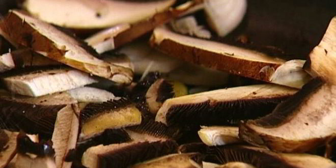 Рецепт омлет с грибами, руколой и голубым сыром