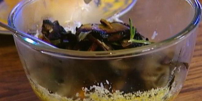 Рецепт омлет с грибами, руколой и голубым сыром