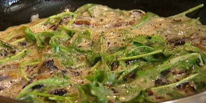 Рецепт омлет с грибами, руколой и голубым сыром