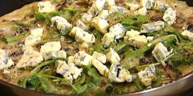 Рецепт омлет с грибами, руколой и голубым сыром