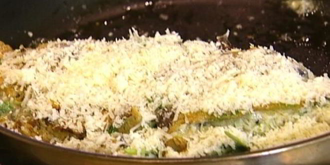 Рецепт омлет с грибами, руколой и голубым сыром