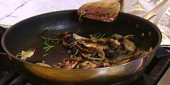 Рецепт омлет с грибами, руколой и голубым сыром