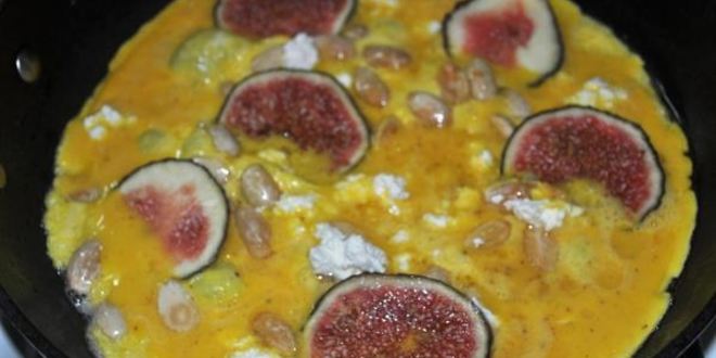 Рецепт омлет с инжиром, фетой и миндалем