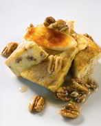 Омлет с карамелизованными яблоками, горгонзолой и беконом